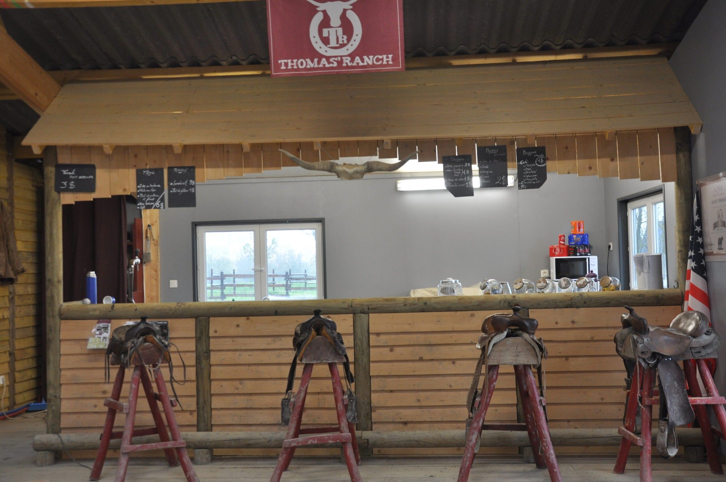 Bar en bois du ranch et ses tabourets en forme de selle