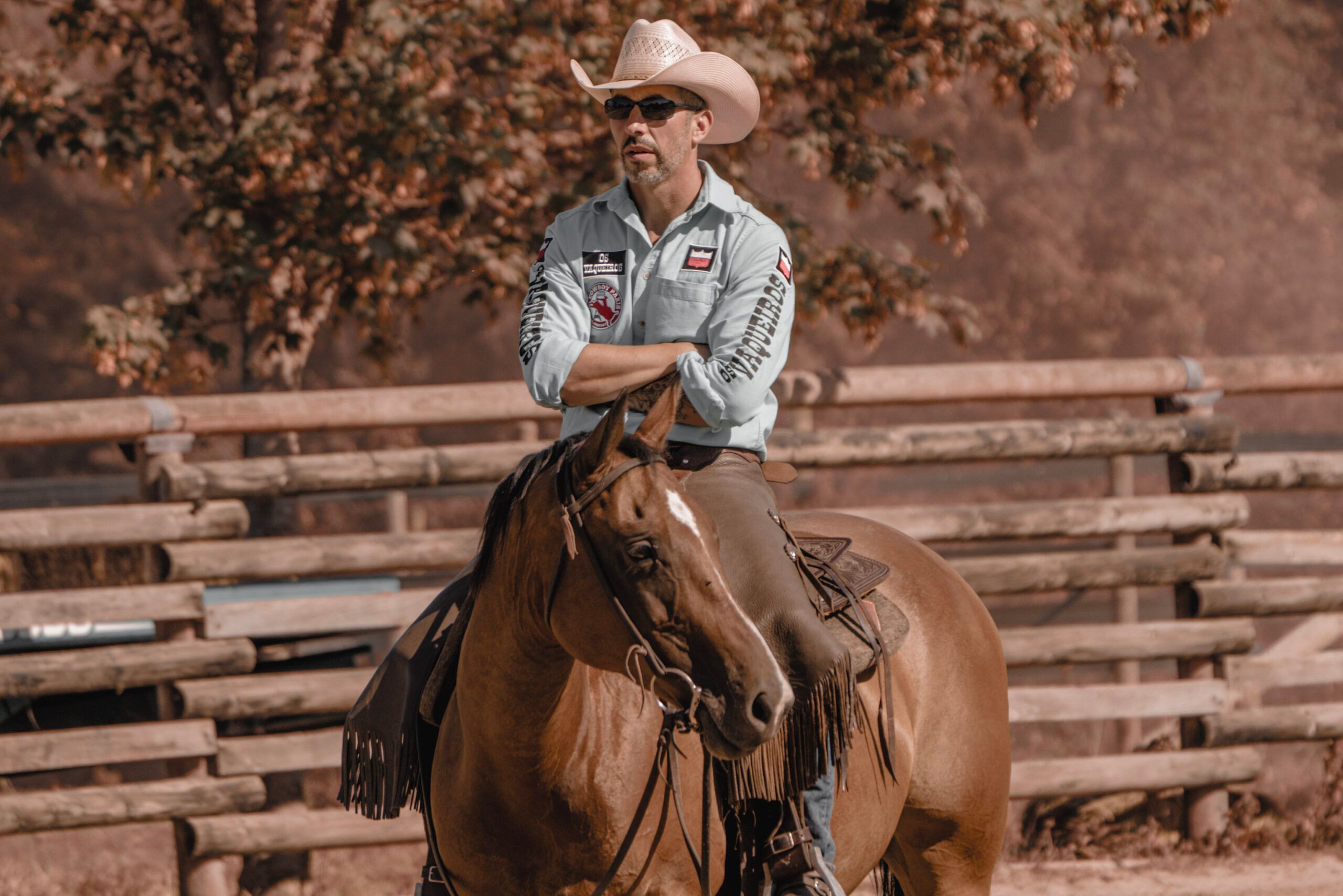 Cavalier western au travail dans la carrière du ranch