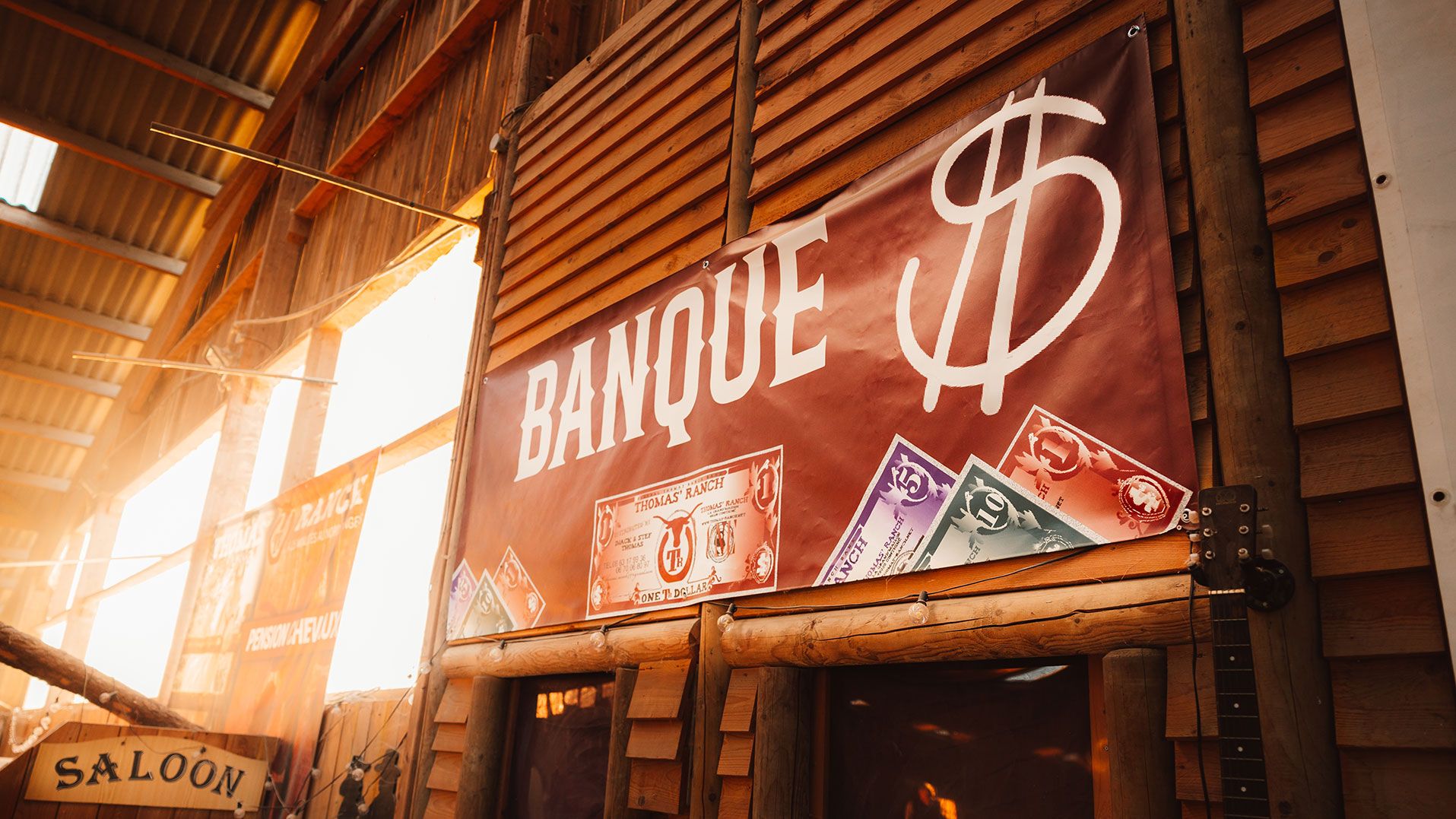 Décor western en bois au ranch : façades de la banque et du saloon