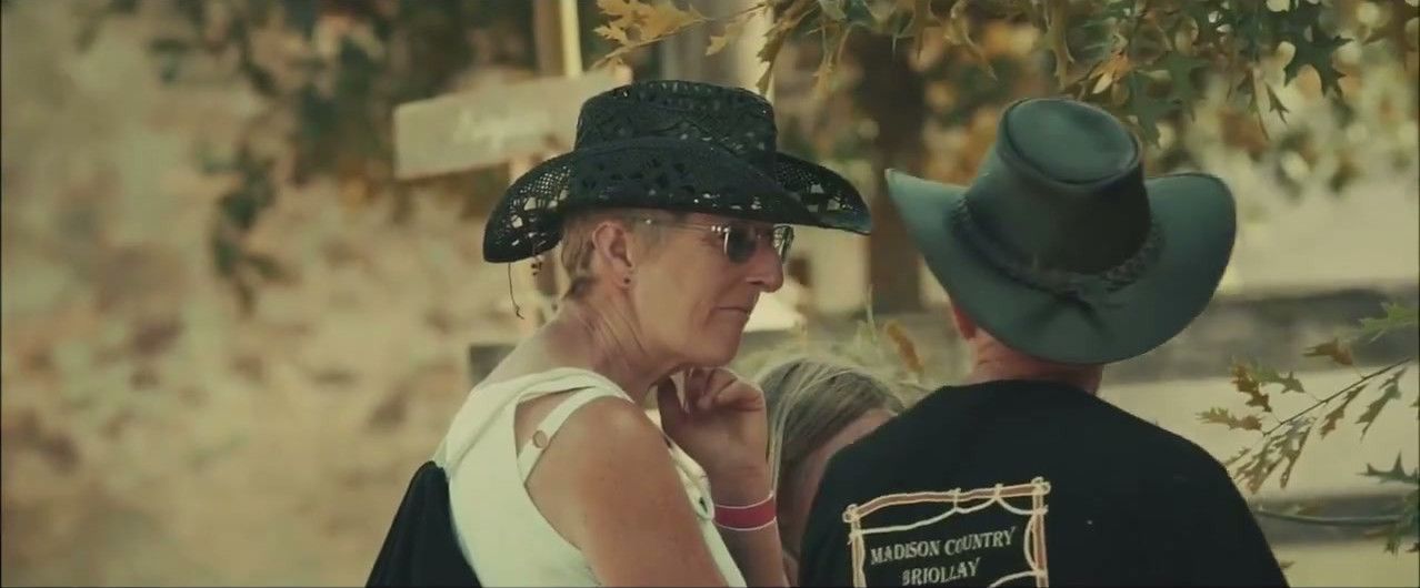 Festivaliers en chapeau de cowboy au festival du ranch