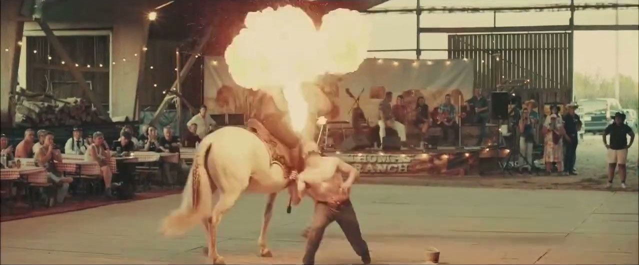 Spectacle équestre avec le feu dans le manège pendant le festival