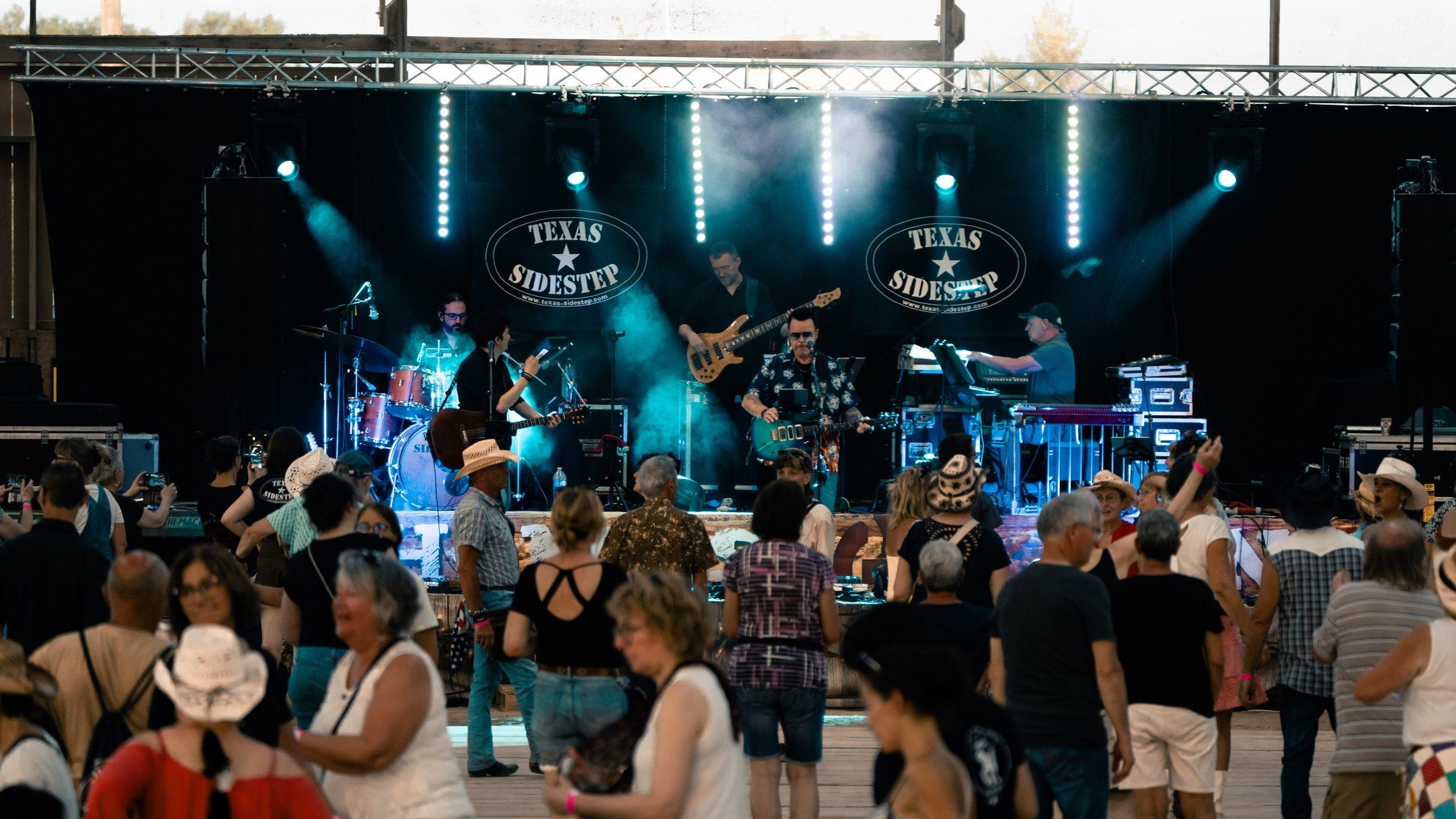 Concert sur la scène du festival, devant le public