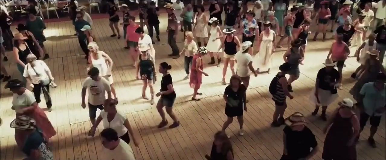 Danseurs de country sur le parquet du festival, vus d’en haut