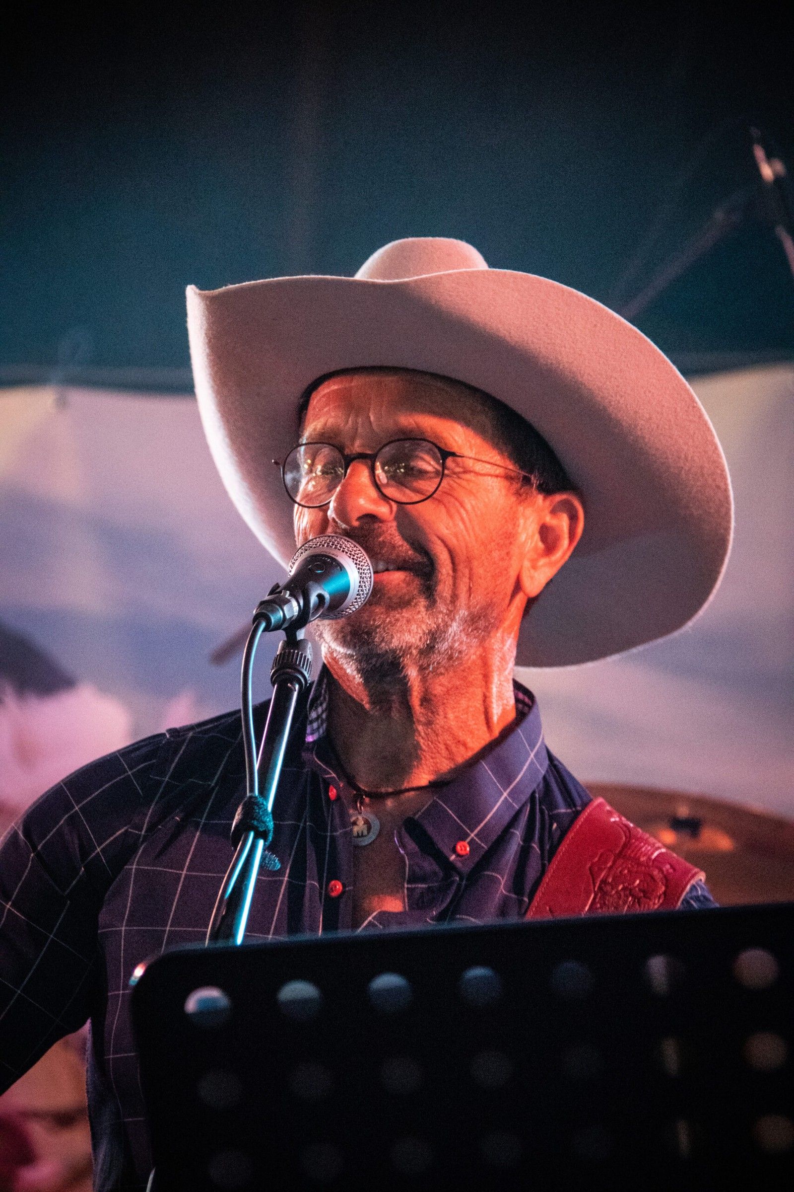 Jacky Thomas chante au micro avec Les Ranchers, chapeau de cow-boy blanc