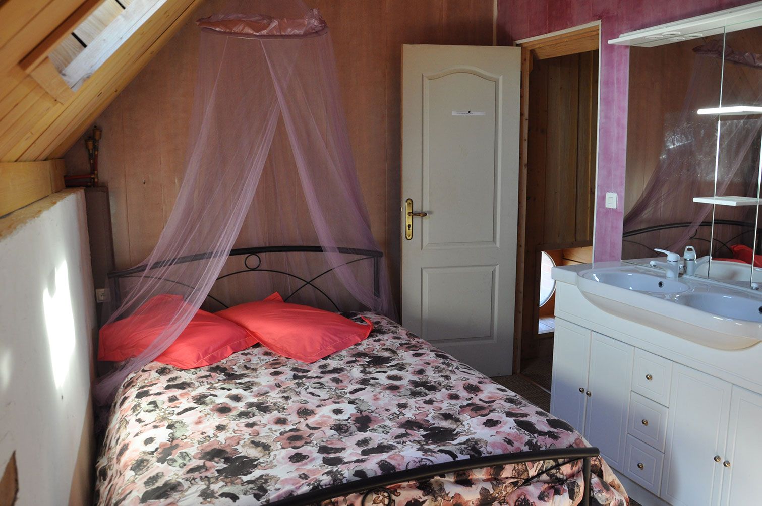 Une chambre du Little Ranch, lit double et vasque