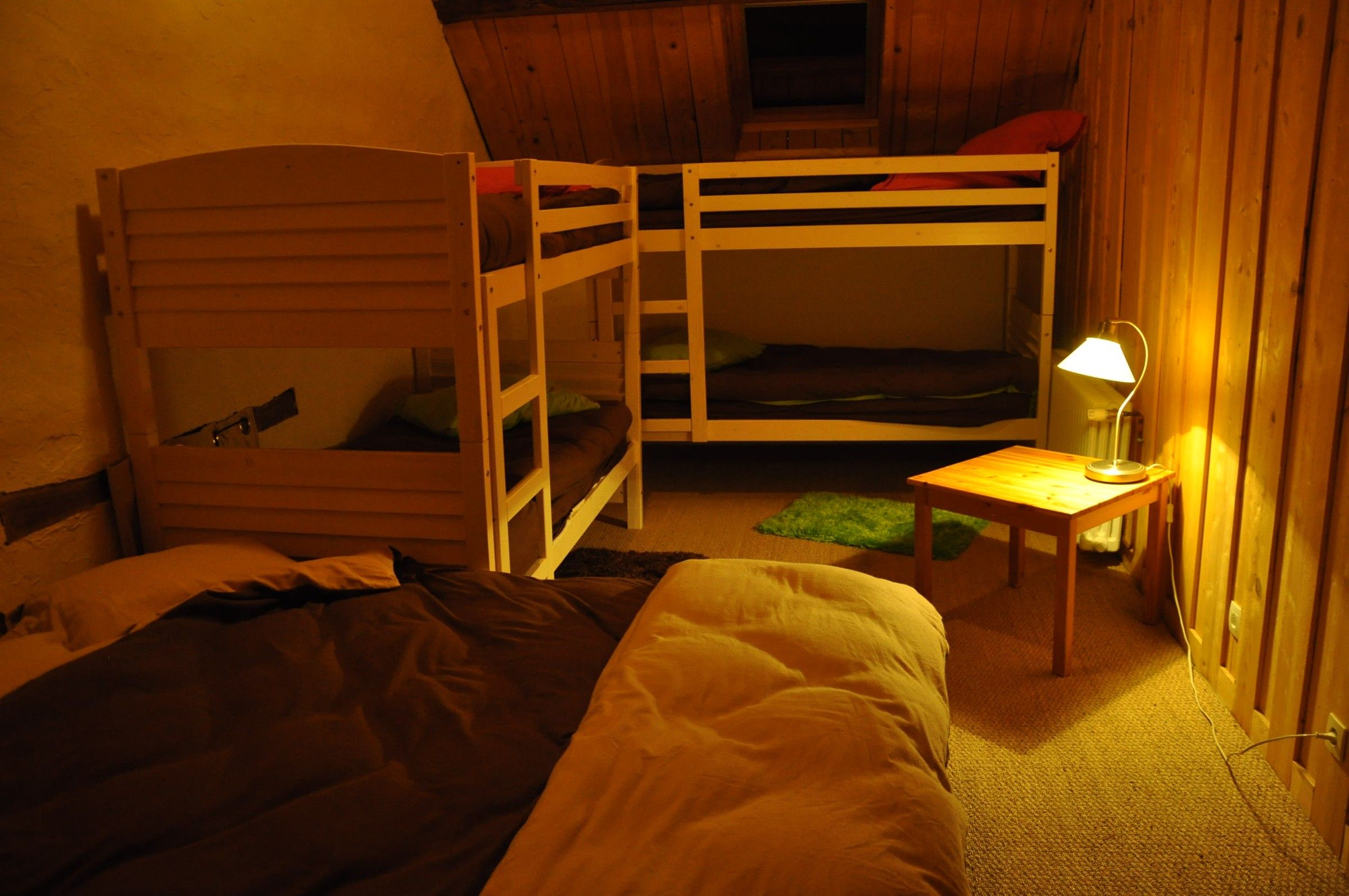 Le dortoir du Little Ranch et ses lits superposés, lumière du soir
