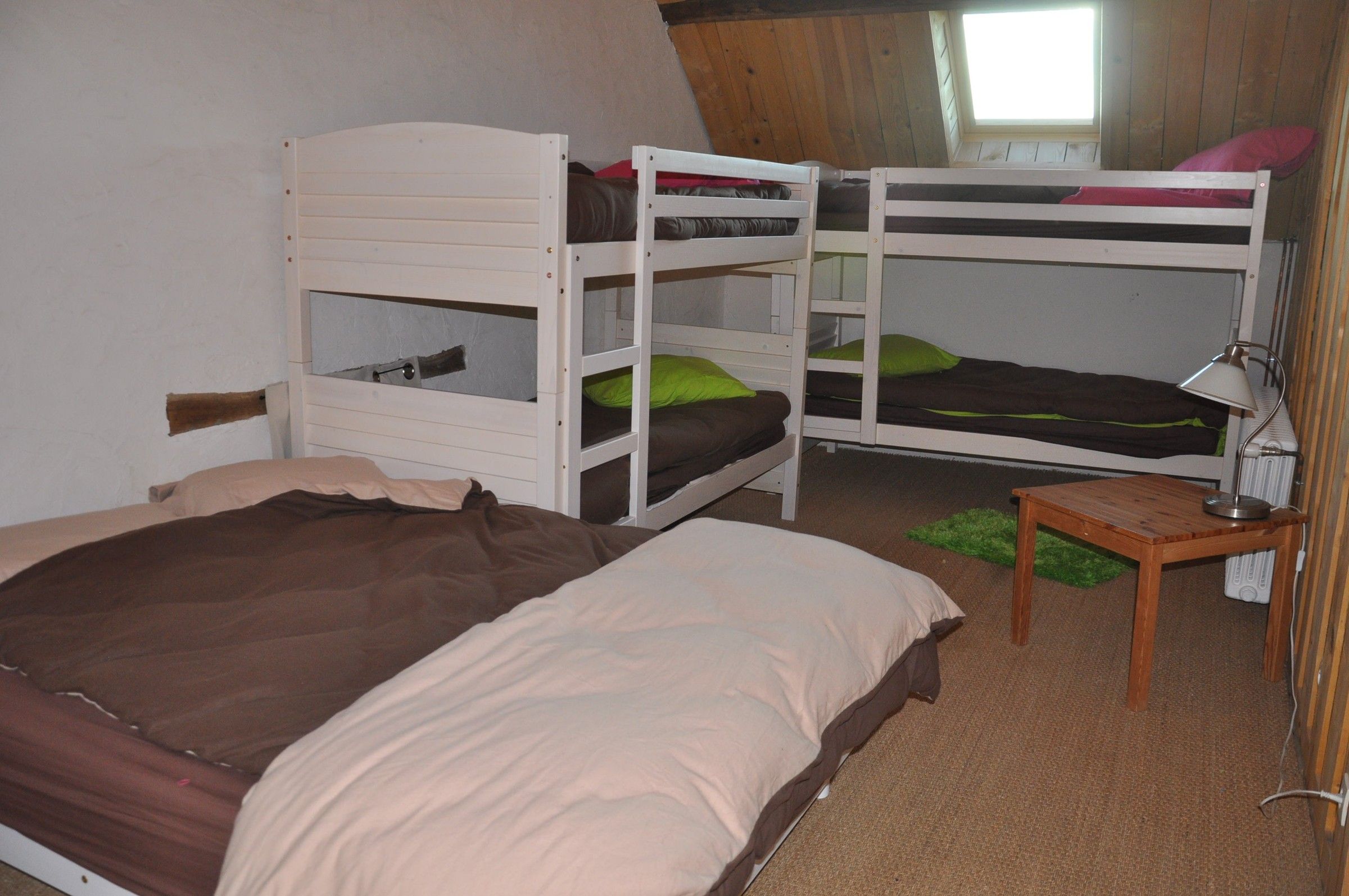 Le dortoir du Little Ranch : lits superposés et lit double
