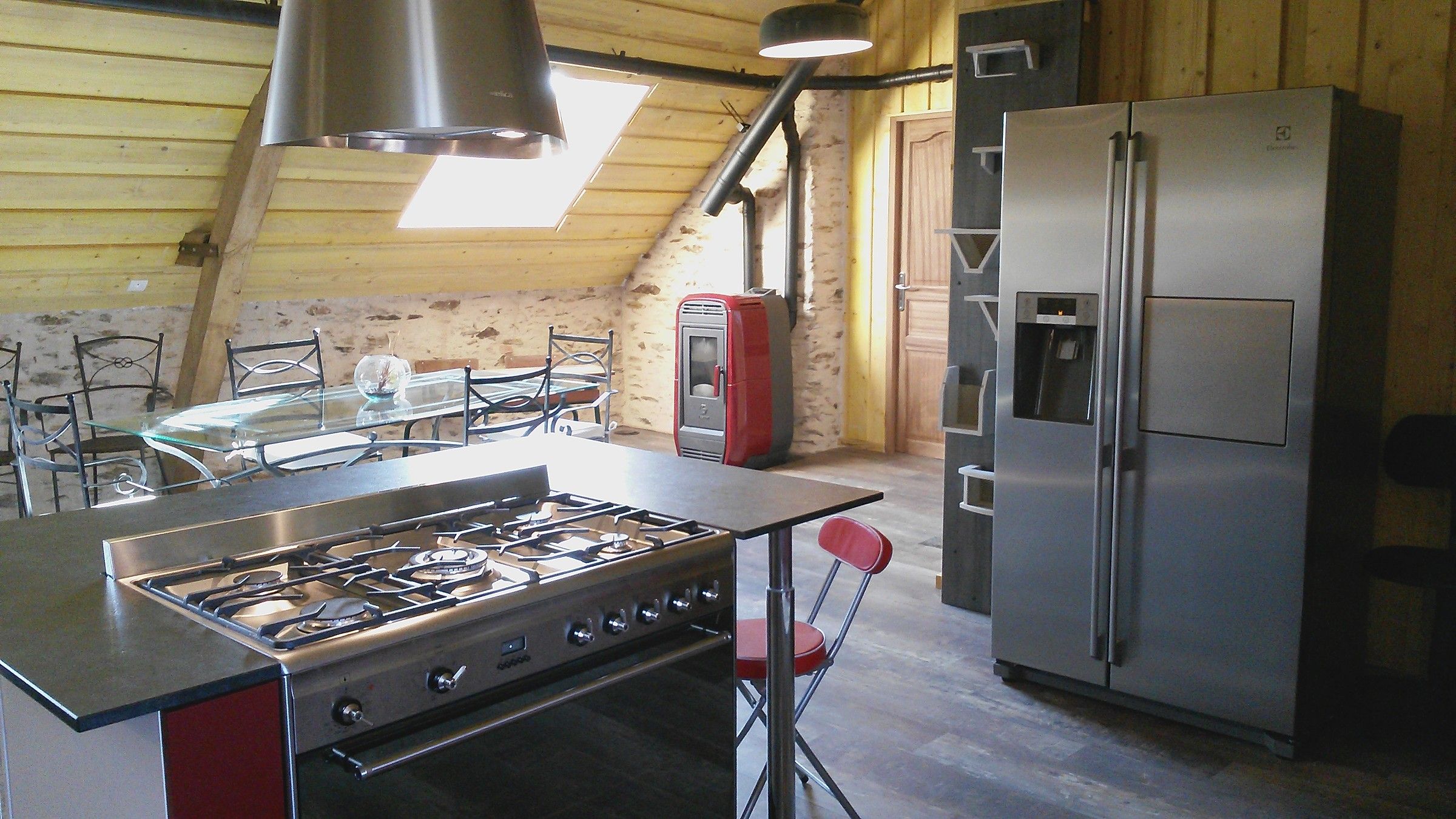 La cuisine équipée du Loft, réfrigérateur américain et gazinière