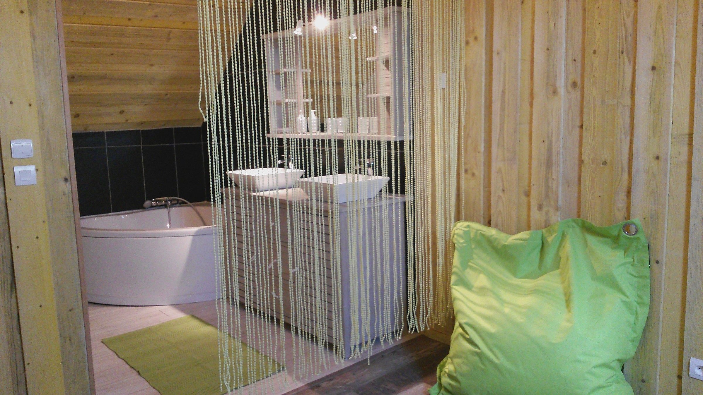 La salle de bain de la chambre parentale du Loft et sa baignoire d’angle