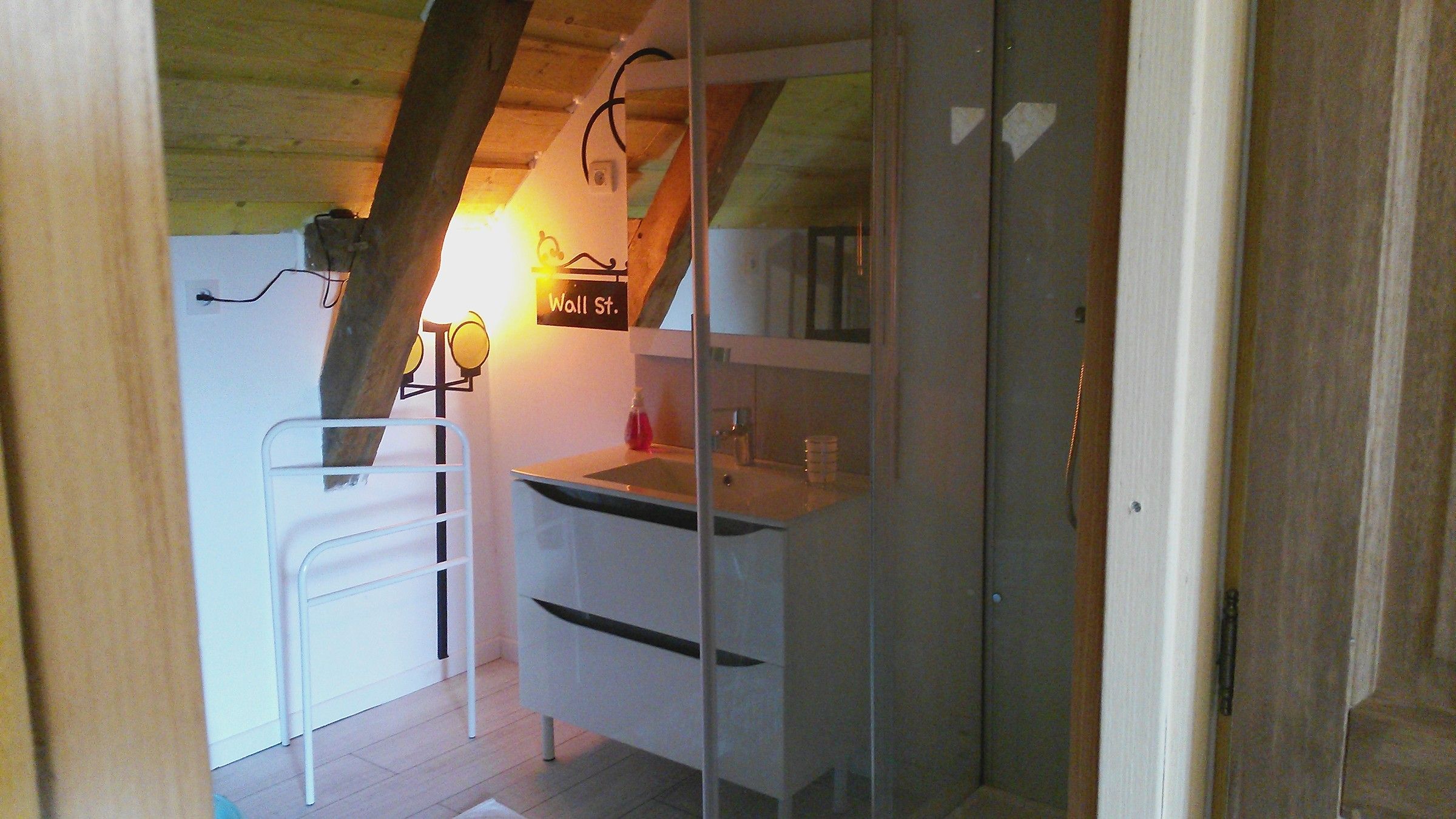 Une salle de bain du Loft, vasque et murs en bois