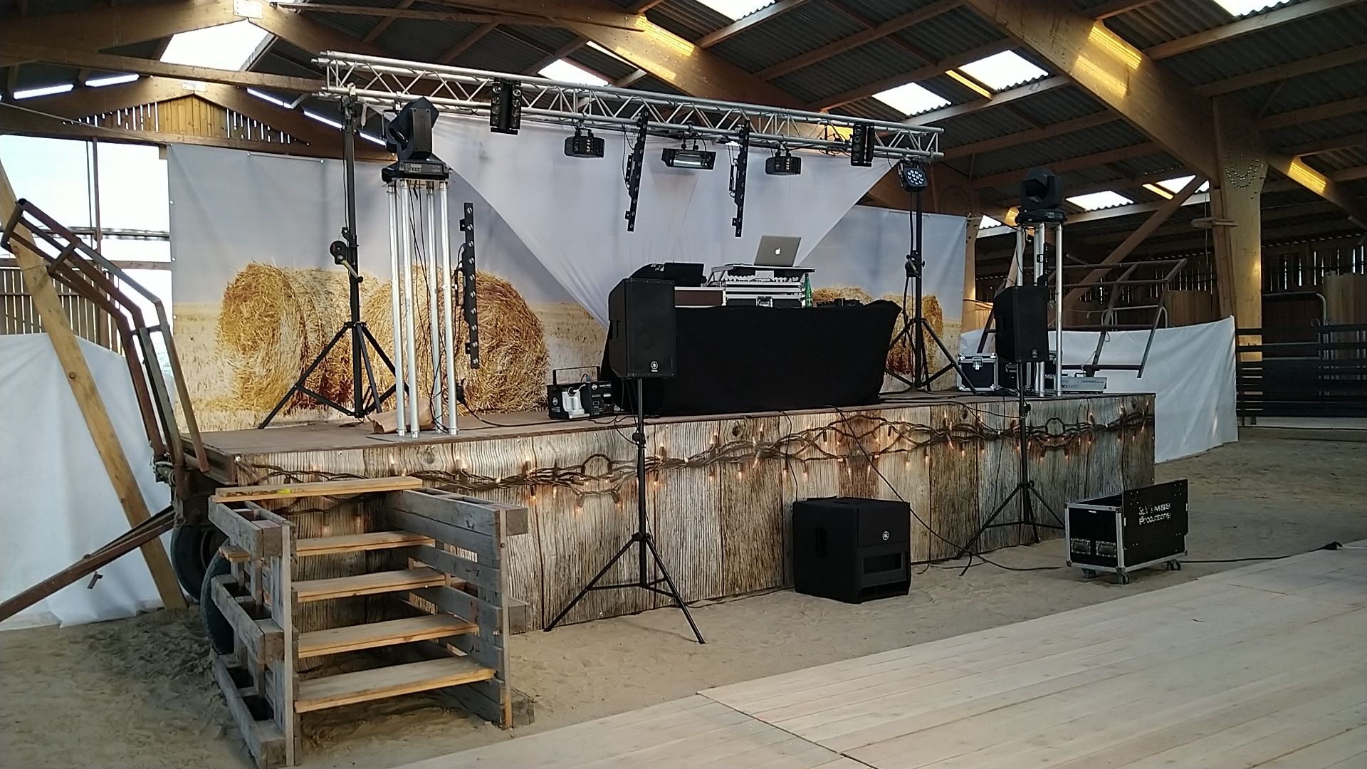 La scène du manège avec sa sonorisation, décor de bottes de foin en fond