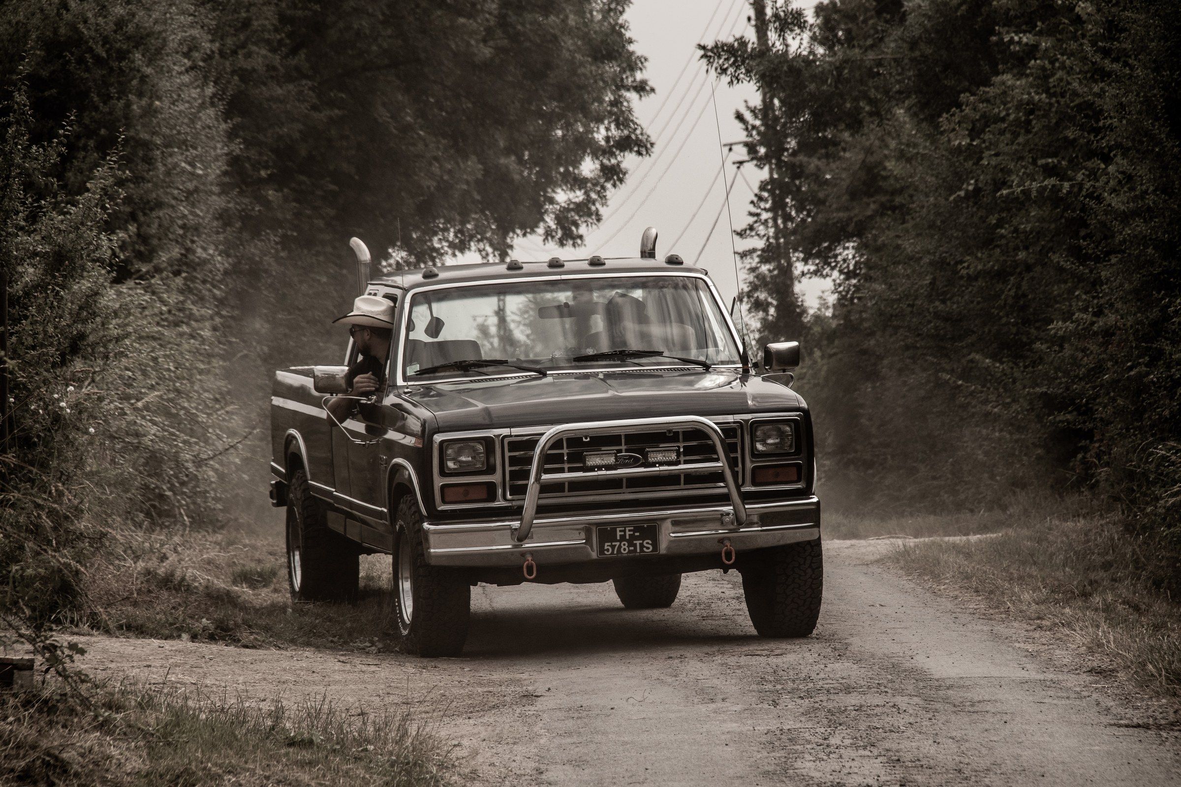 Pick-up Ford ancien sur un chemin du ranch, en ton sépia