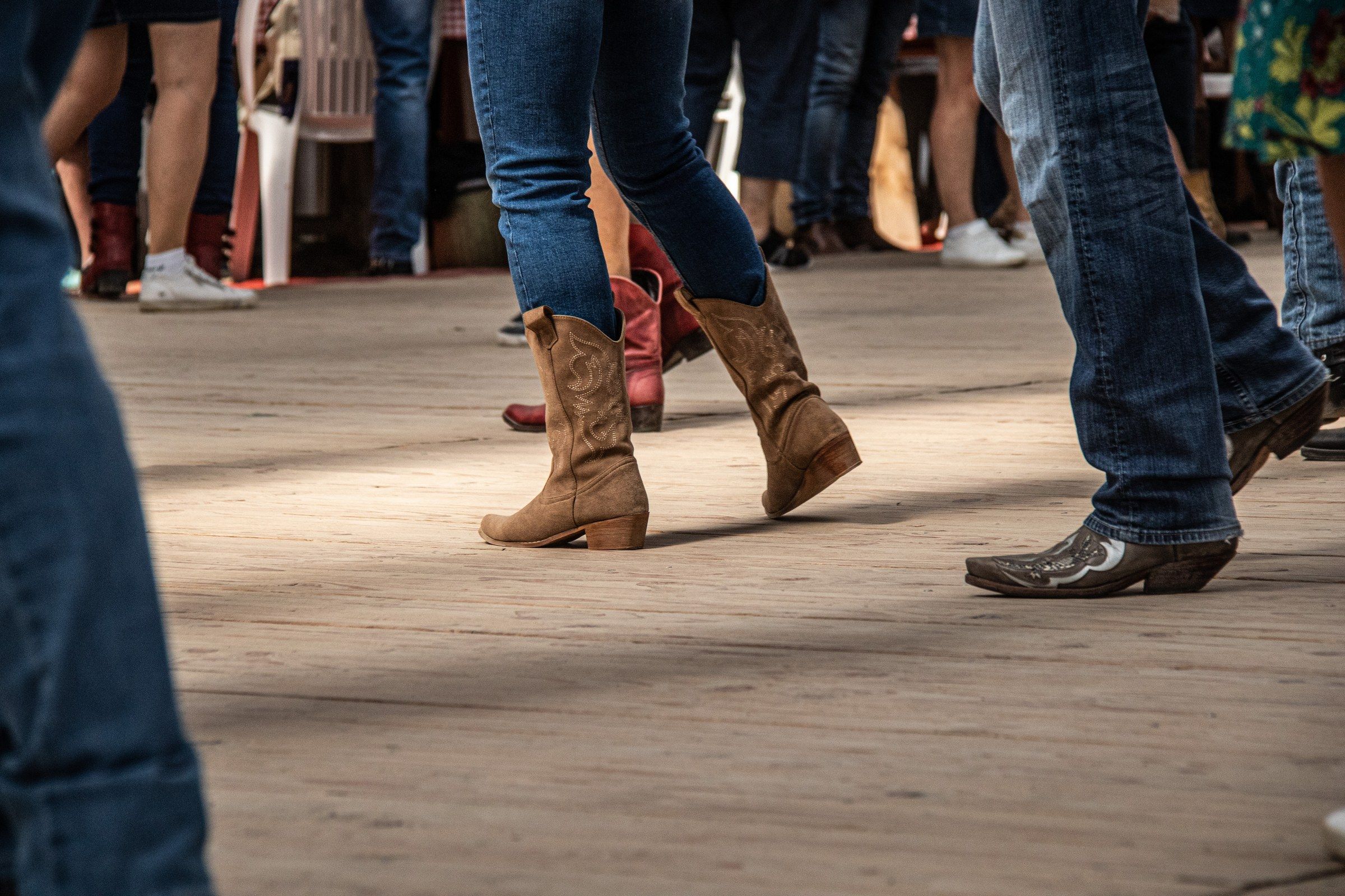 Santiags de danseurs sur le parquet de danse country