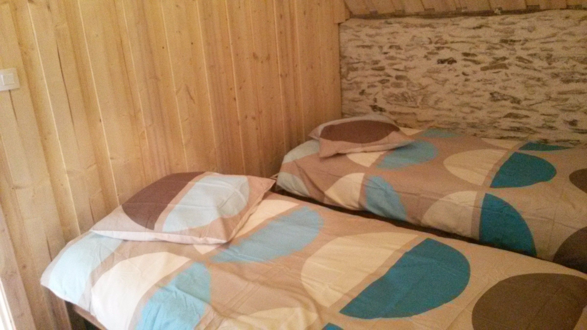 Deux lits côte à côte dans une chambre de la Sellerie