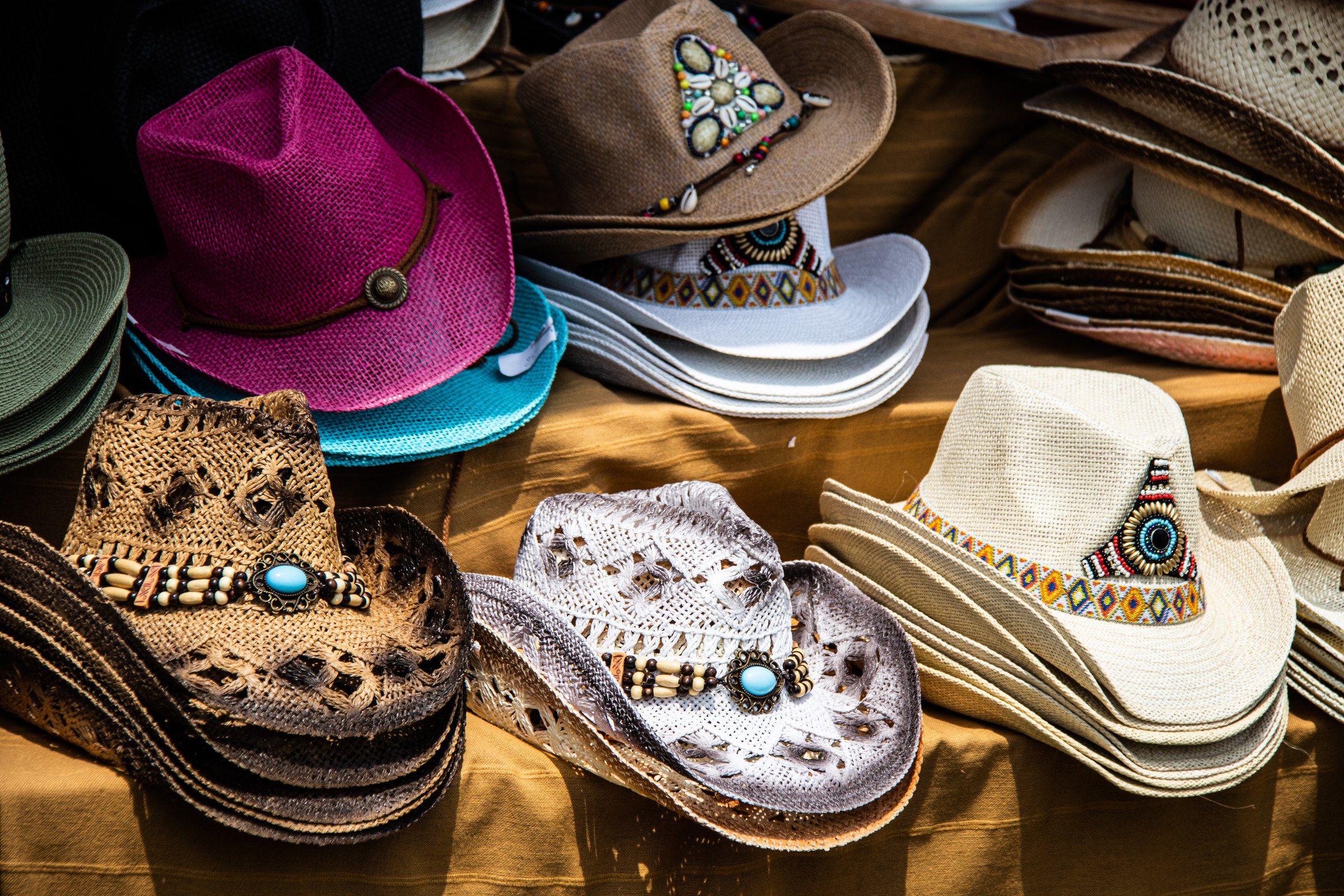 Chapeaux de cow-boy colorés sur le stand d’un exposant du festival