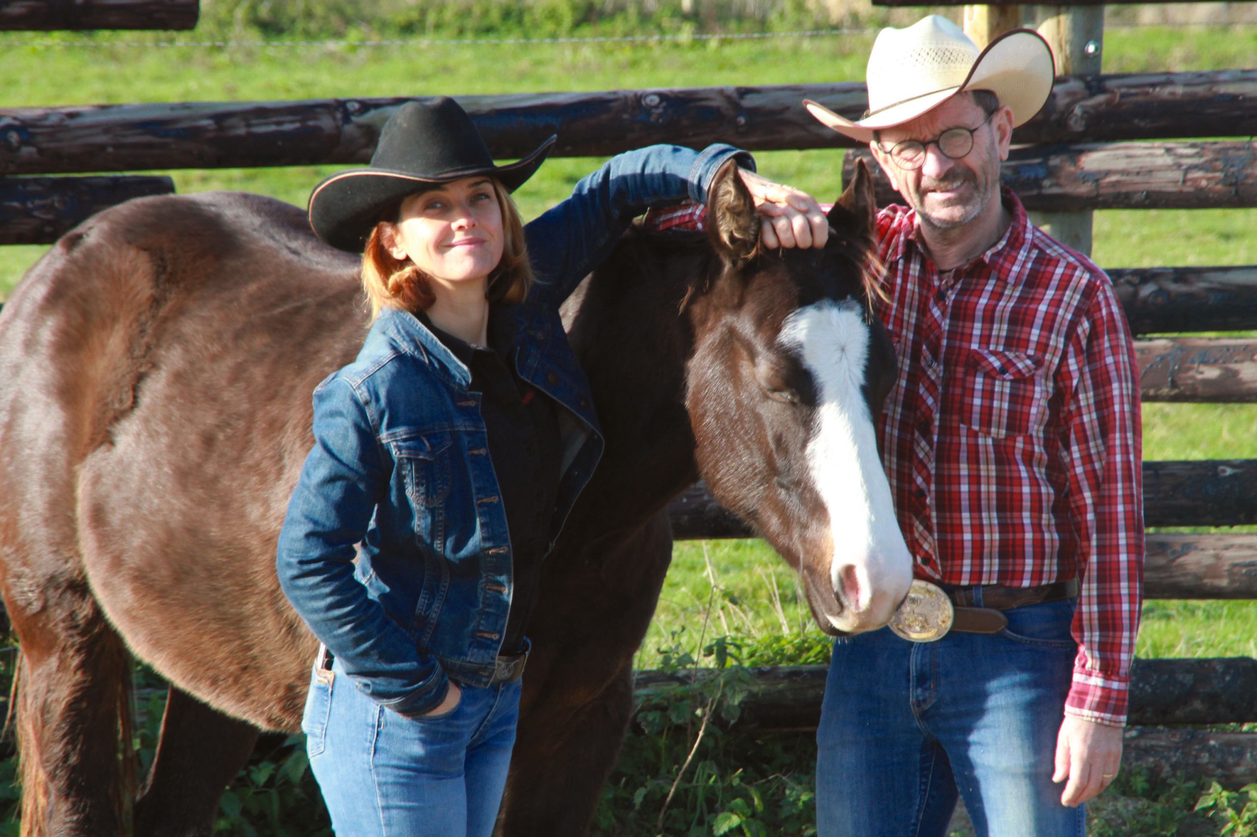 Stéphanie et Jacky Thomas avec un de leurs chevaux, à la barrière