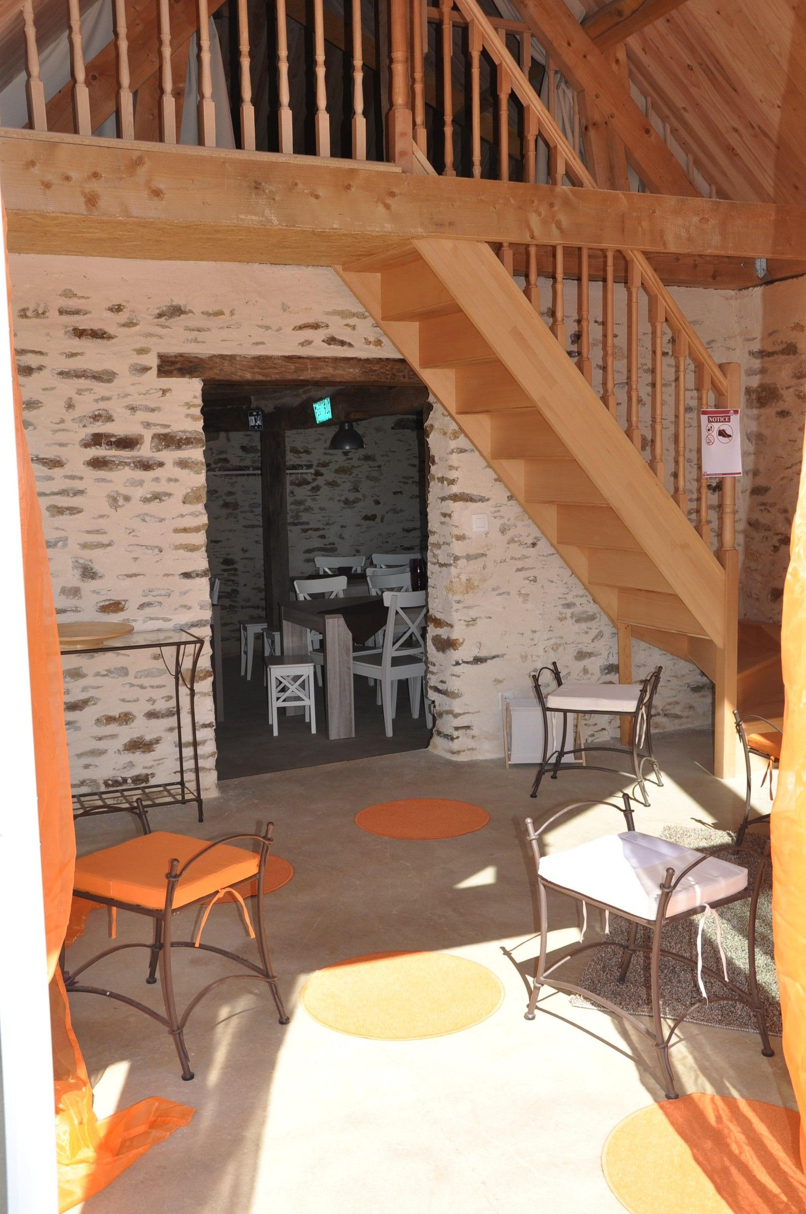 L’escalier en bois et les murs en pierre de la Thom’House