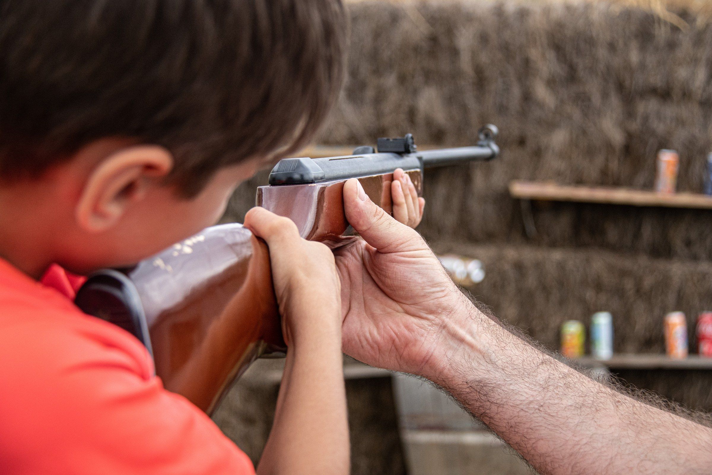 Enfant au stand de tir à la carabine